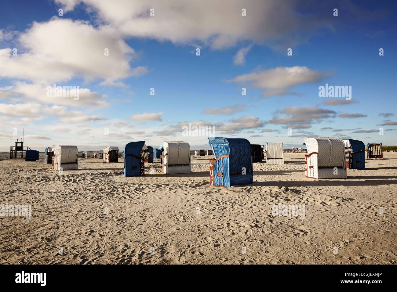 Liegen am Nordseestrand. Harlesiel in Ostfriesland, Kreis Wittmund, Niedersachsen, Deutschland. Stockfoto