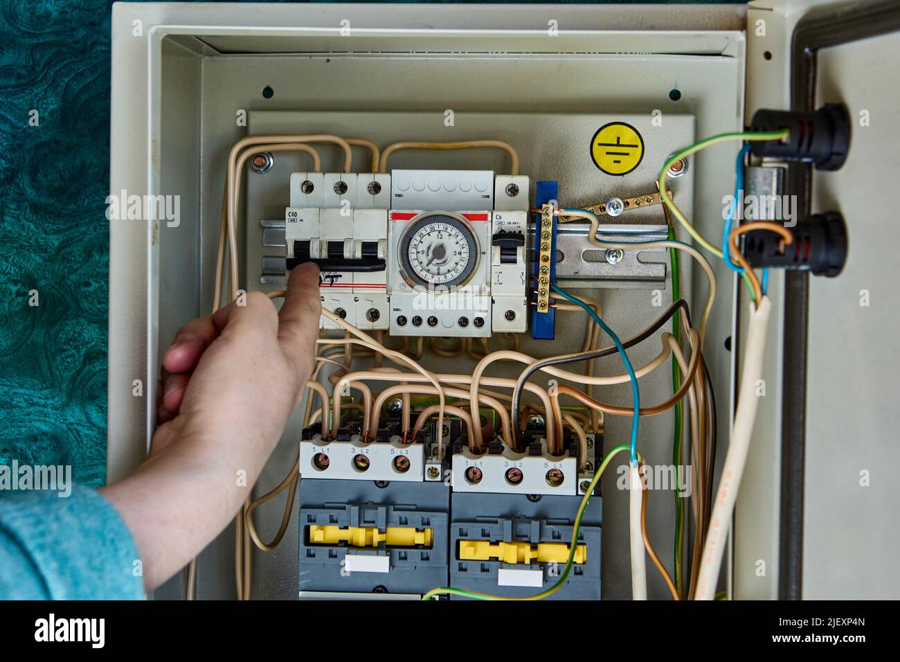 Analoger Zeitschalter zur Steuerung von Kessel und Heizung in Echtzeit, der sich in der Elektroplatine befindet. Stockfoto