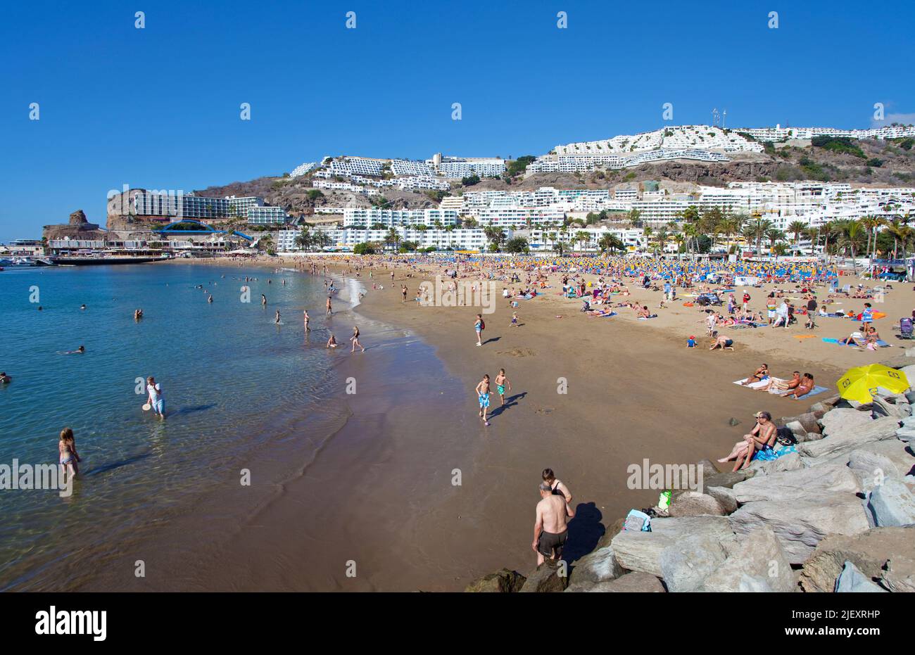 Urlauber am Playa de los Amadores, Badestrand in der Nähe von Puerto Rico, Kanarischen Inseln, Spanien, Europa, Atlantischer Ozean Stockfoto