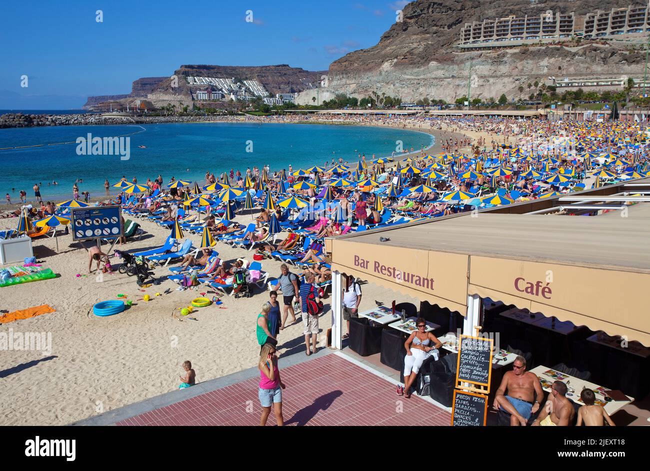 Strandbar an der Playa de los Amadores, Badestrand in der Nähe von Puerto Rico, Kanarische Inseln, Spanien, Europa, Atlantischer Ozean Stockfoto