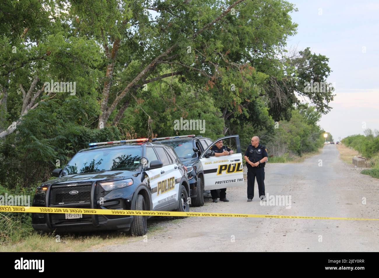 Am 28. Juni 2022 wurden in San Antonio, Texas, USA, 46 Migranten tot aufgefunden. Die Temperaturen erreichten 101 Grad, am Vortag, als die Migranten in einem Traktoranhänger gefunden wurden. (Foto von Carlos Kosienski / Sipa USA) Stockfoto