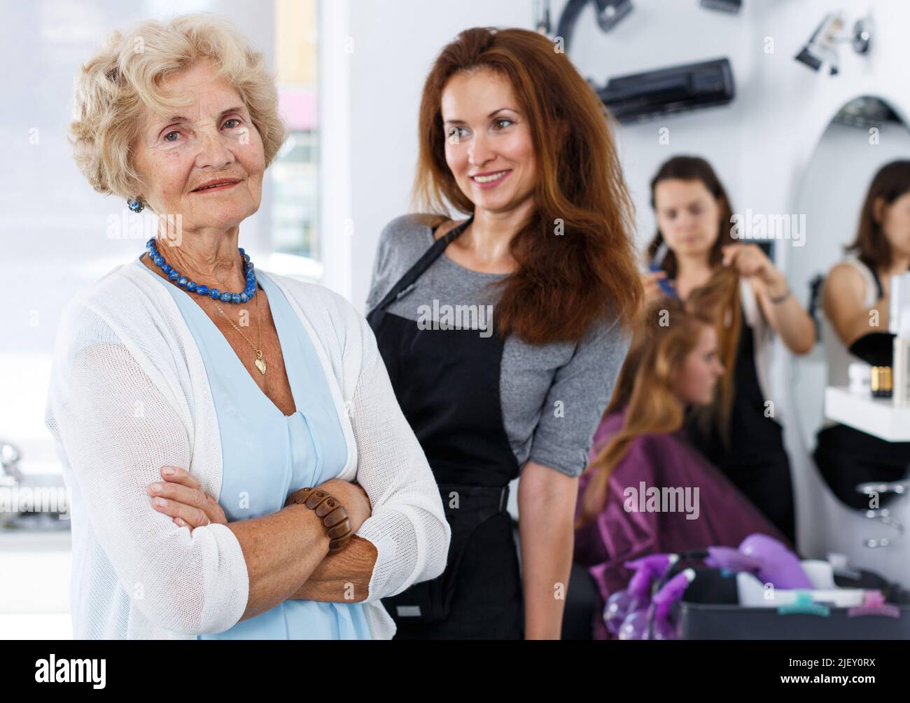 Ältere weibliche Klientin und Friseurin Stockfoto