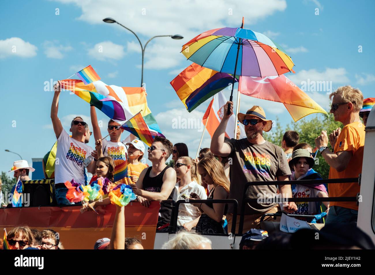 LGBT-Parade, Stolz-Monat in Warschau. Polnische und ukrainische Aktivisten marschieren für LGBTQ-Rechte, Gleichstellungsparade. Warschau, Polen, 25. Juni 2022 Stockfoto
