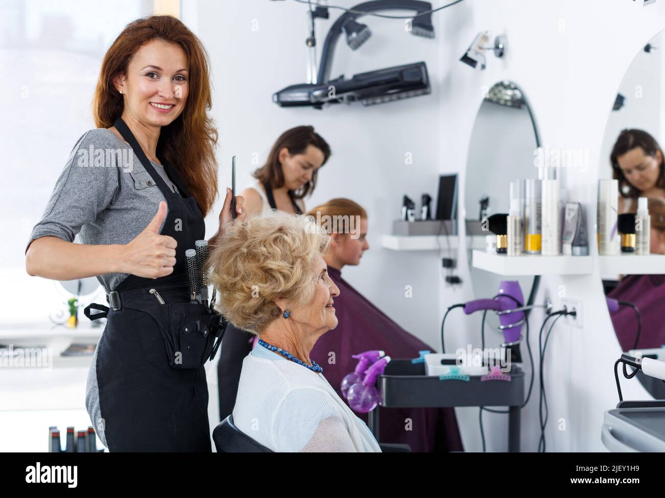 Friseur macht Styling der älteren Frau Stockfoto