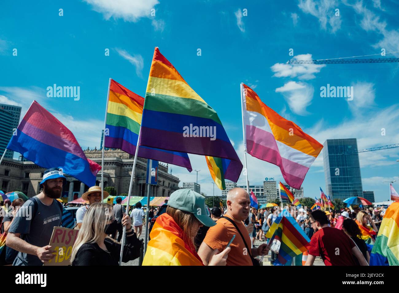 LGBT-Parade, Stolz-Monat in Warschau. Polnische und ukrainische Aktivisten marschieren für LGBTQ-Rechte, Gleichstellungsparade. Warschau, Polen, 25. Juni 2022 Stockfoto