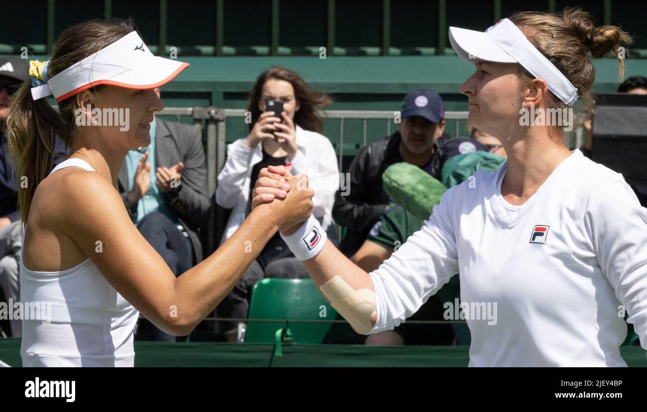 Die Belgierin Maryna Zanevska und die Tscheche Barbora Krejcikova geben sich nach ihrem ersten Spiel im Einzel-Turnier der Frauen beim Grand-Slam-Tennisturnier Wimbledon 2022 im All England Tennis Club, im Südwesten Londons, Großbritannien, am Dienstag, den 28. Juni 2022, die Hände. BELGA FOTO BENOIT DOPPAGNE Stockfoto