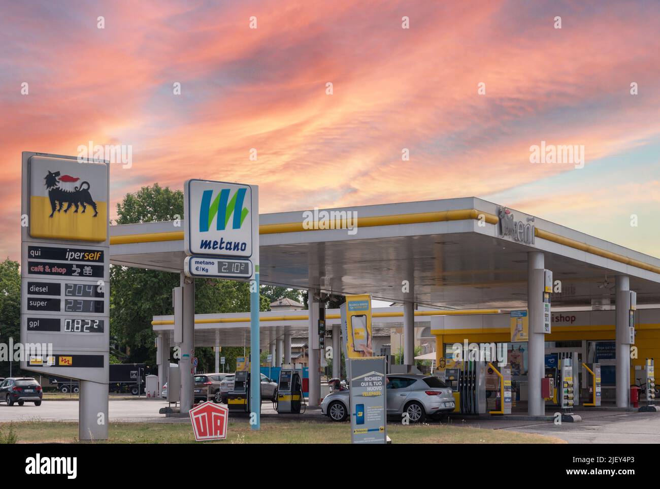 Cuneo, Italien, - 27. Juni 2022: ENI-Logo mit Kraftstoffpreisanzeige und Metano (Methan)-Zeichen in der Tankstelle Eni, es ist ein italienischer Ölkonzern weltw Stockfoto