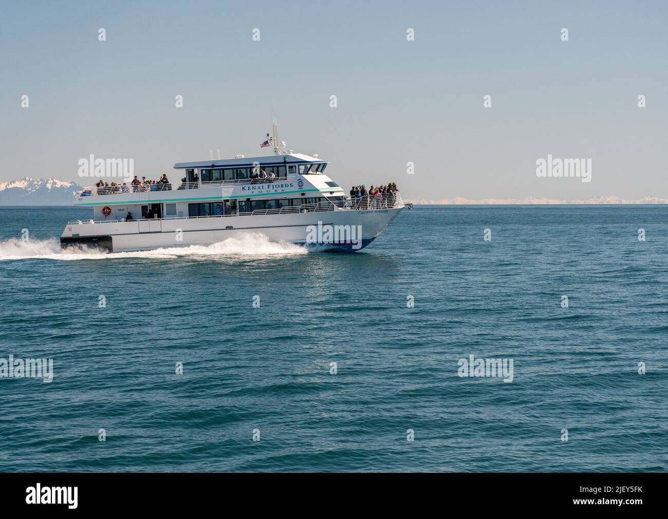 Seward, Alaska - 3. Juni 2022: Kenai Fjord Wildlife Tour boat by Snow Mountains Stockfoto