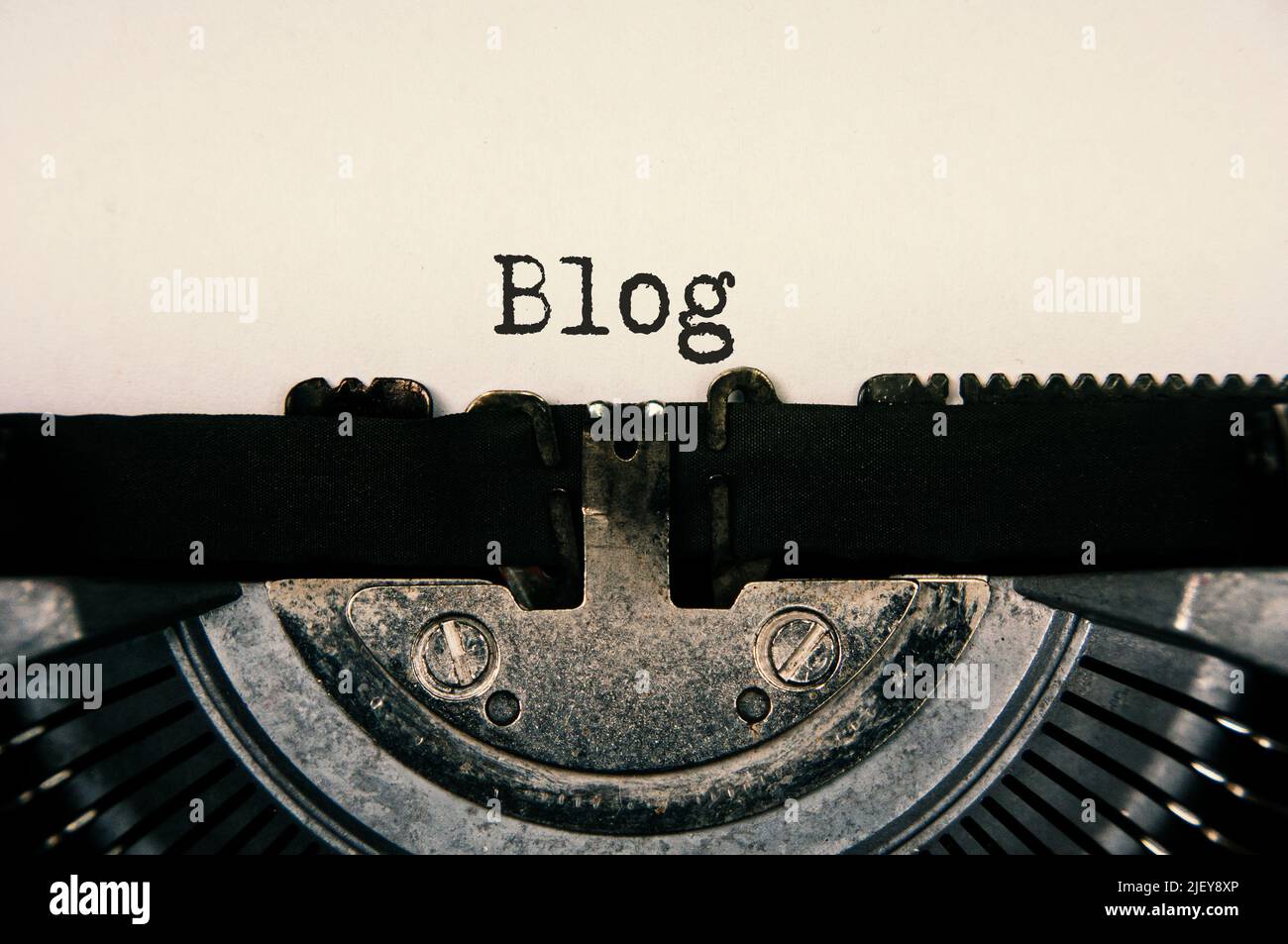 Blog-Text auf einer alten Vintage-Schreibmaschine. Online-Geschäftskonzept Stockfoto