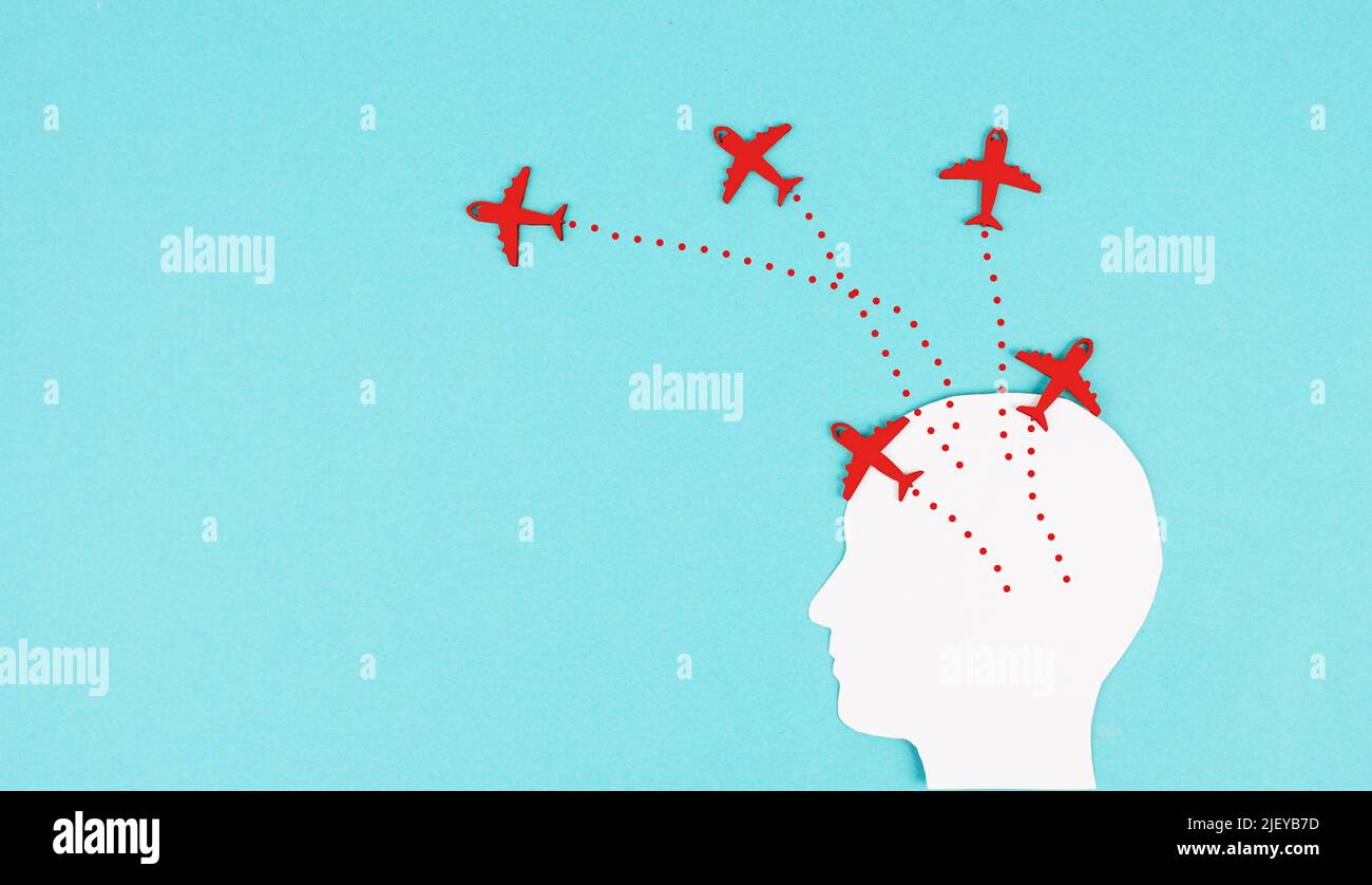 Silhouette eines Kopfes mit roten Flugzeugen fliegen in verschiedene Richtungen, mit einer Vision für die Zukunft, Idee für ein neues Geschäft, Denken außerhalb der Stockfoto
