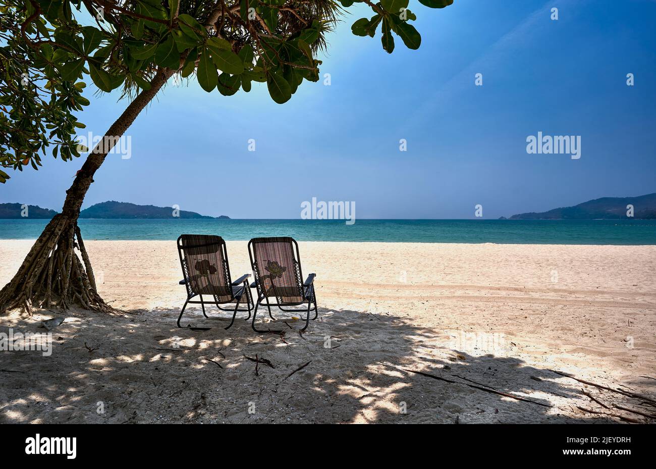 Leere Liegen an einem Strand in Thailand. Stockfoto