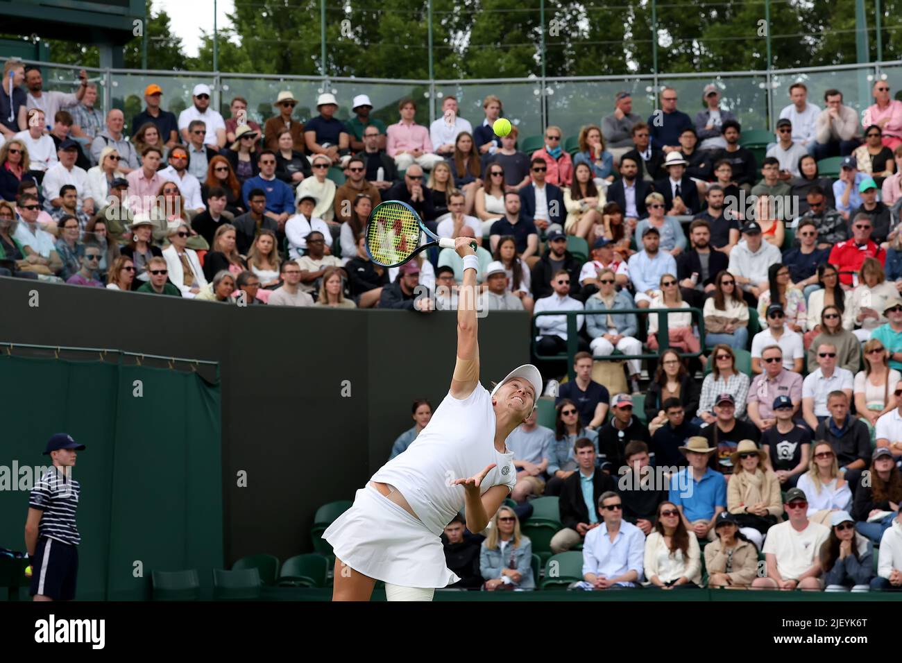 28.. Juni 2022, All England Lawn Tennis and Croquet Club, London, England; Wimbledon Tennisturnier; Zoe Hives dient Maria Sakkari in den Damen-Singles Stockfoto