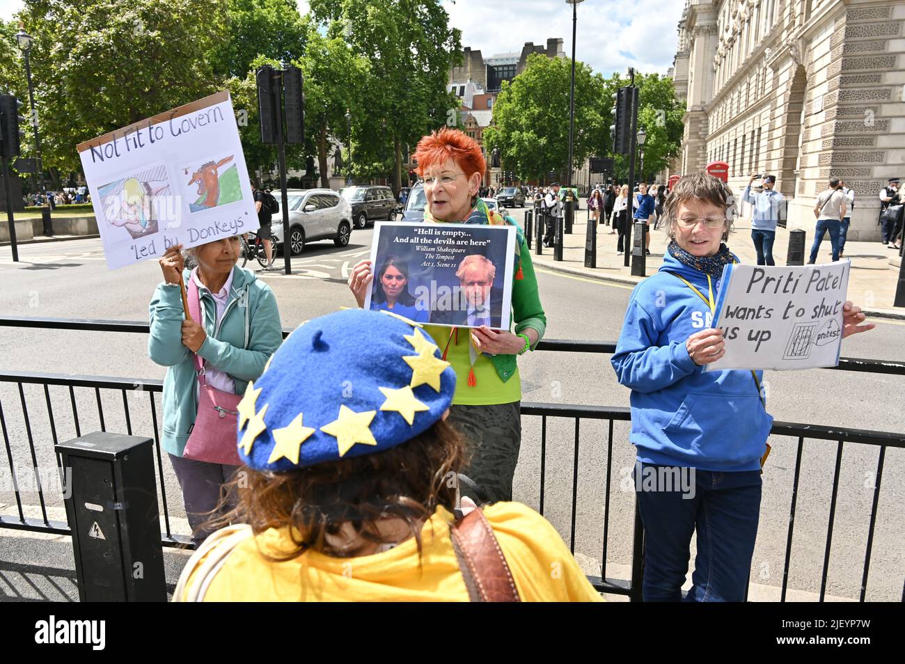 London, Großbritannien. 28. Juni 2022. Protestierenden Demonstration der Demokratie R.I.P in Großbritannien, Menschenrechtsverletzungen, Boris Lügen, Einschränkungen der Meinungs- und Protestfreiheit und Diskriminierung von Minderheiten, Flüchtlingen und Einwanderern, auch die Lebenshaltungskosten, im Gegenparlament, London, Großbritannien. 28. Juni 2022. Stockfoto
