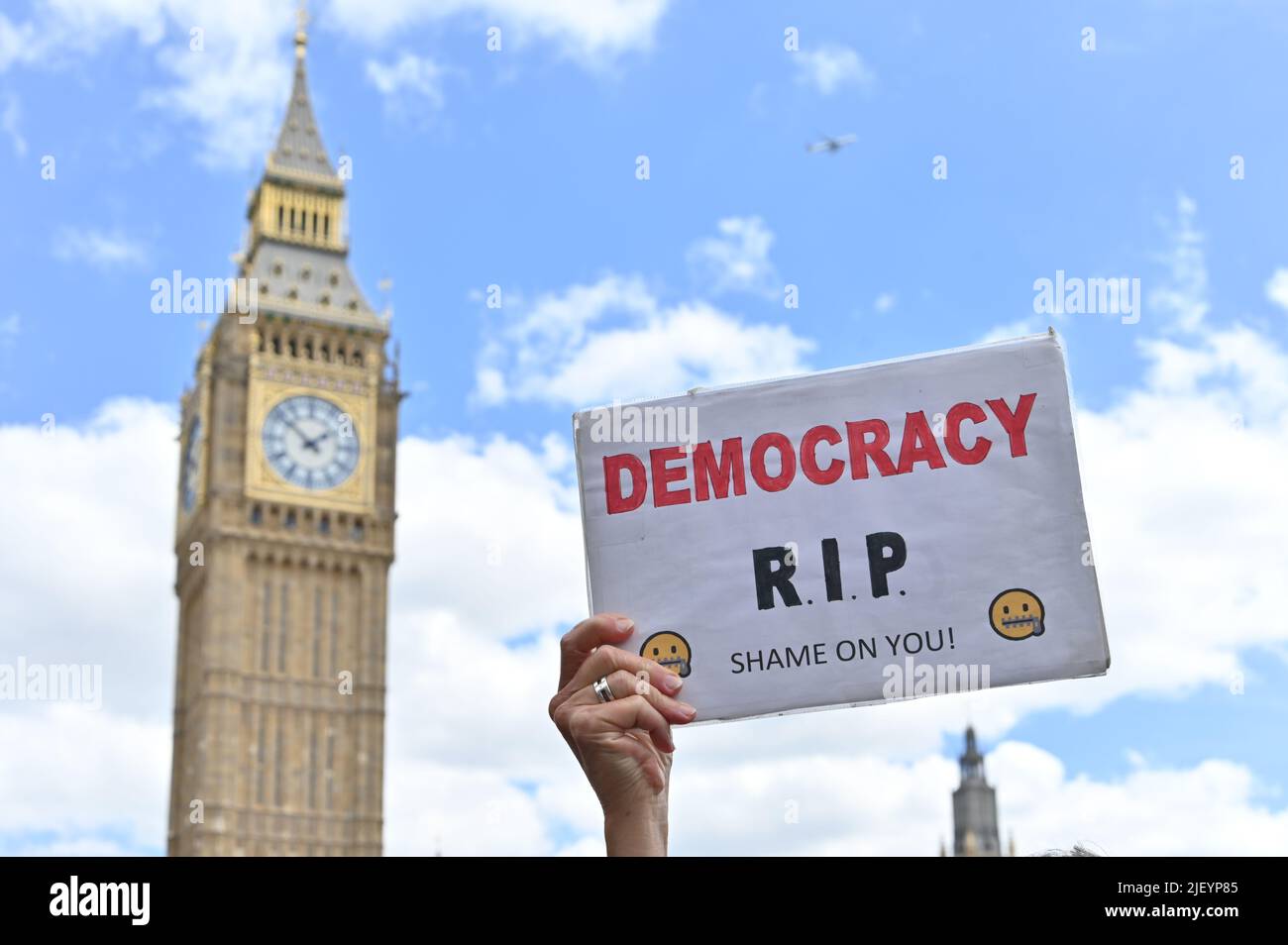 London, Großbritannien. 28. Juni 2022. Protestierenden Demonstration der Demokratie R.I.P in Großbritannien, Menschenrechtsverletzungen, Boris Lügen, Einschränkungen der Meinungs- und Protestfreiheit und Diskriminierung von Minderheiten, Flüchtlingen und Einwanderern, auch die Lebenshaltungskosten, im Gegenparlament, London, Großbritannien. 28. Juni 2022. Stockfoto