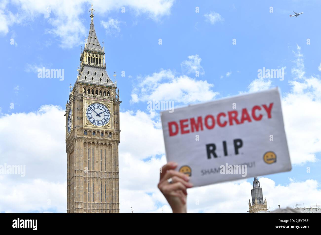 London, Großbritannien. 28. Juni 2022. Protestierenden Demonstration der Demokratie R.I.P in Großbritannien, Menschenrechtsverletzungen, Boris Lügen, Einschränkungen der Meinungs- und Protestfreiheit und Diskriminierung von Minderheiten, Flüchtlingen und Einwanderern, auch die Lebenshaltungskosten, im Gegenparlament, London, Großbritannien. 28. Juni 2022. Stockfoto