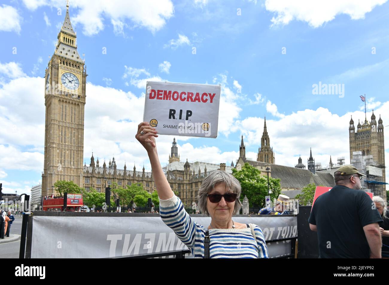 London, Großbritannien. 28. Juni 2022. Protestierenden Demonstration der Demokratie R.I.P in Großbritannien, Menschenrechtsverletzungen, Boris Lügen, Einschränkungen der Meinungs- und Protestfreiheit und Diskriminierung von Minderheiten, Flüchtlingen und Einwanderern, auch die Lebenshaltungskosten, im Gegenparlament, London, Großbritannien. 28. Juni 2022. Stockfoto
