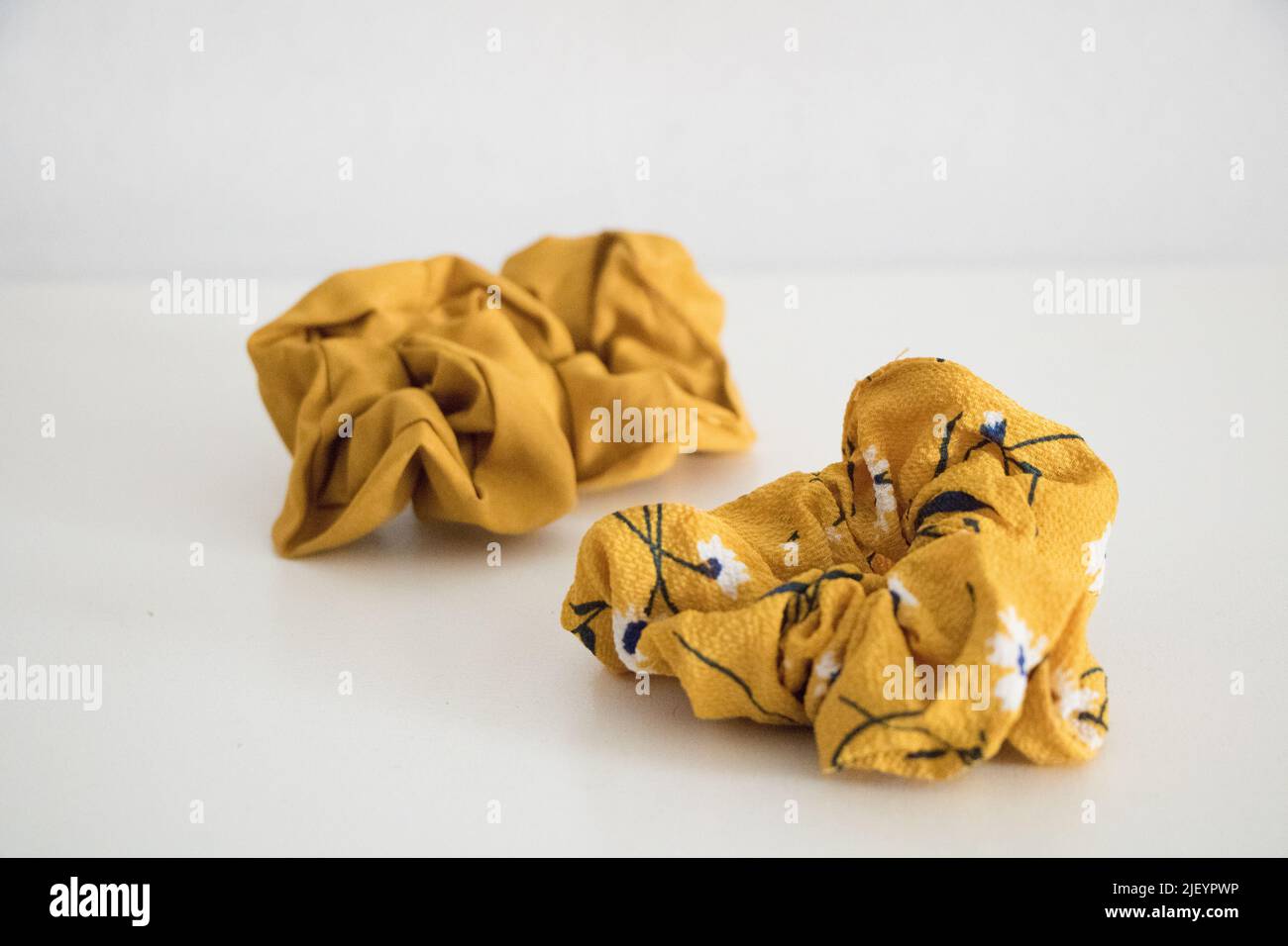 Zwei gelbe Haare elastische Scrunchies Stockfoto