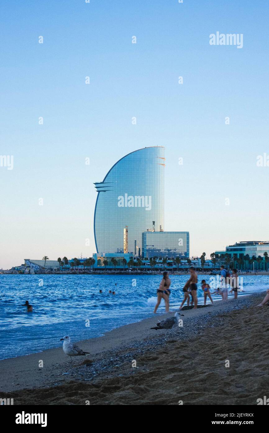 Überfüllter Barceloneta-Strand Bei Sonnenuntergang In Barcelona, Spanien Stockfoto