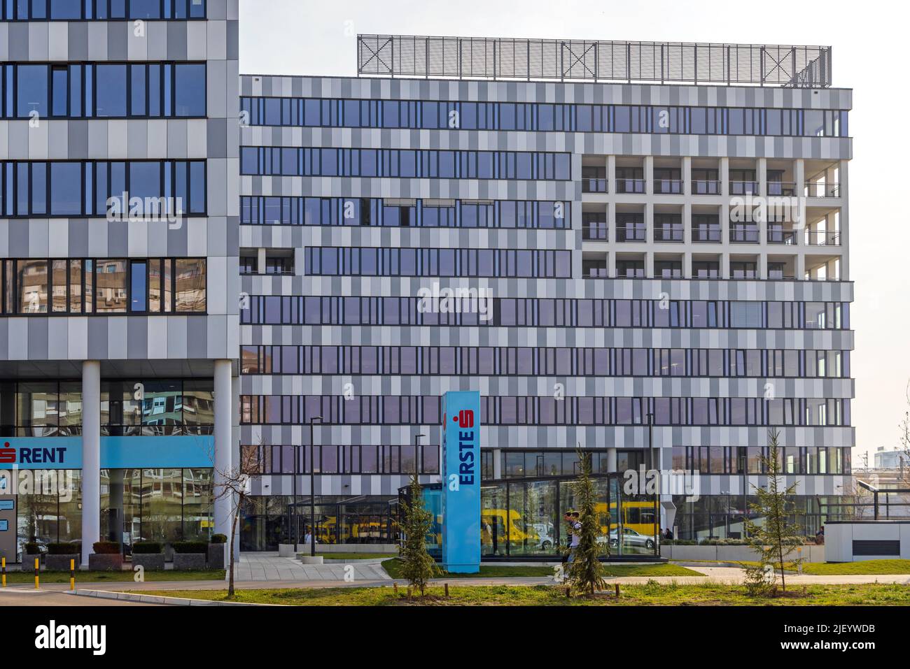 Belgrad, Serbien - 29. März 2022: Erste Bank Sign Tower vor dem Rent Office Building in New Belgrade. Stockfoto