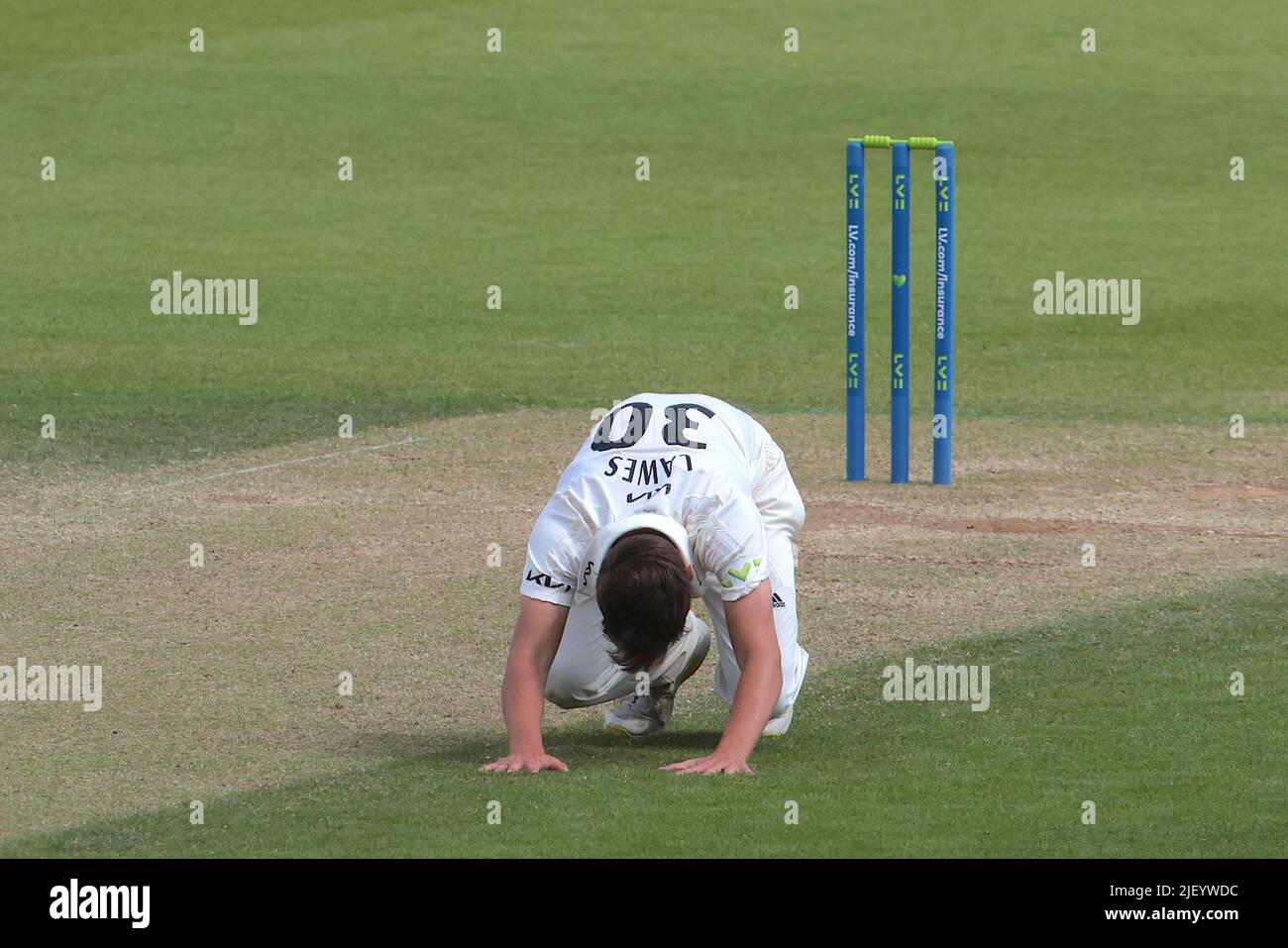 28. Juni 2022. London, Großbritannien. Surreys Tom Lawes kommt näher. Fünfter Wicket als Surrey Kent in der County Championship beim Kia Oval, Tag drei David Rowe/Alamy Live News Stockfoto