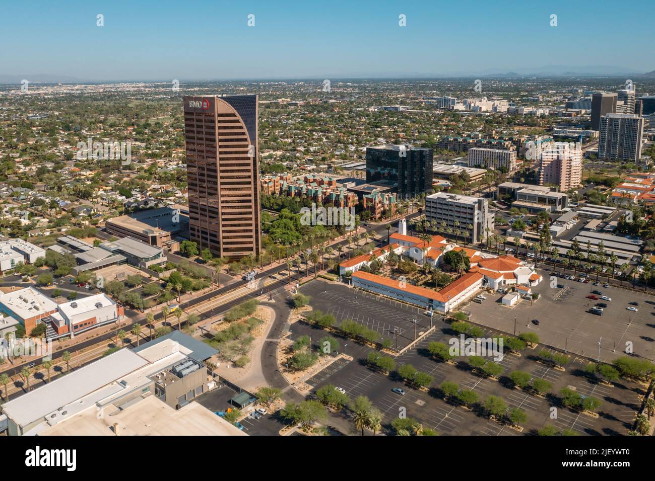Luftaufnahme des BMO Tower und der Central United Methodist Church in Phoenix, Arizona, USA. Stockfoto
