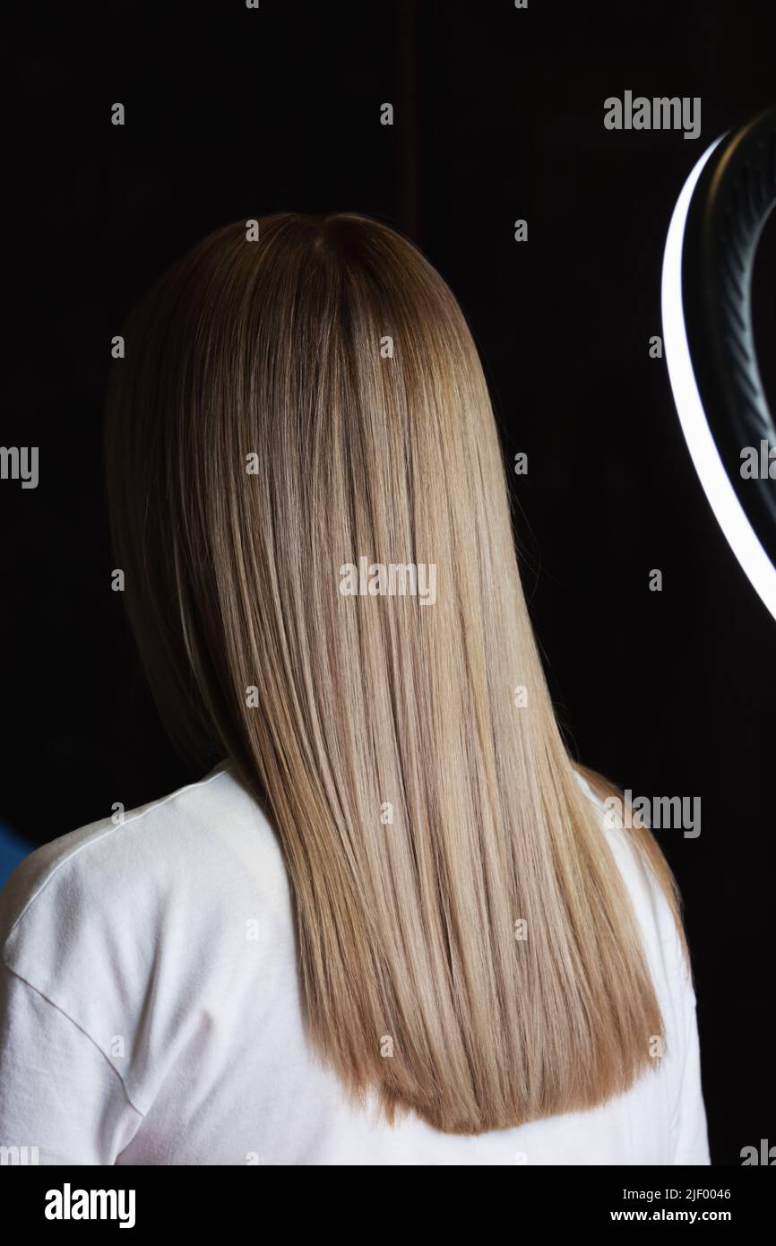Mädchen Haar mit Keratin begradigt Stockfoto