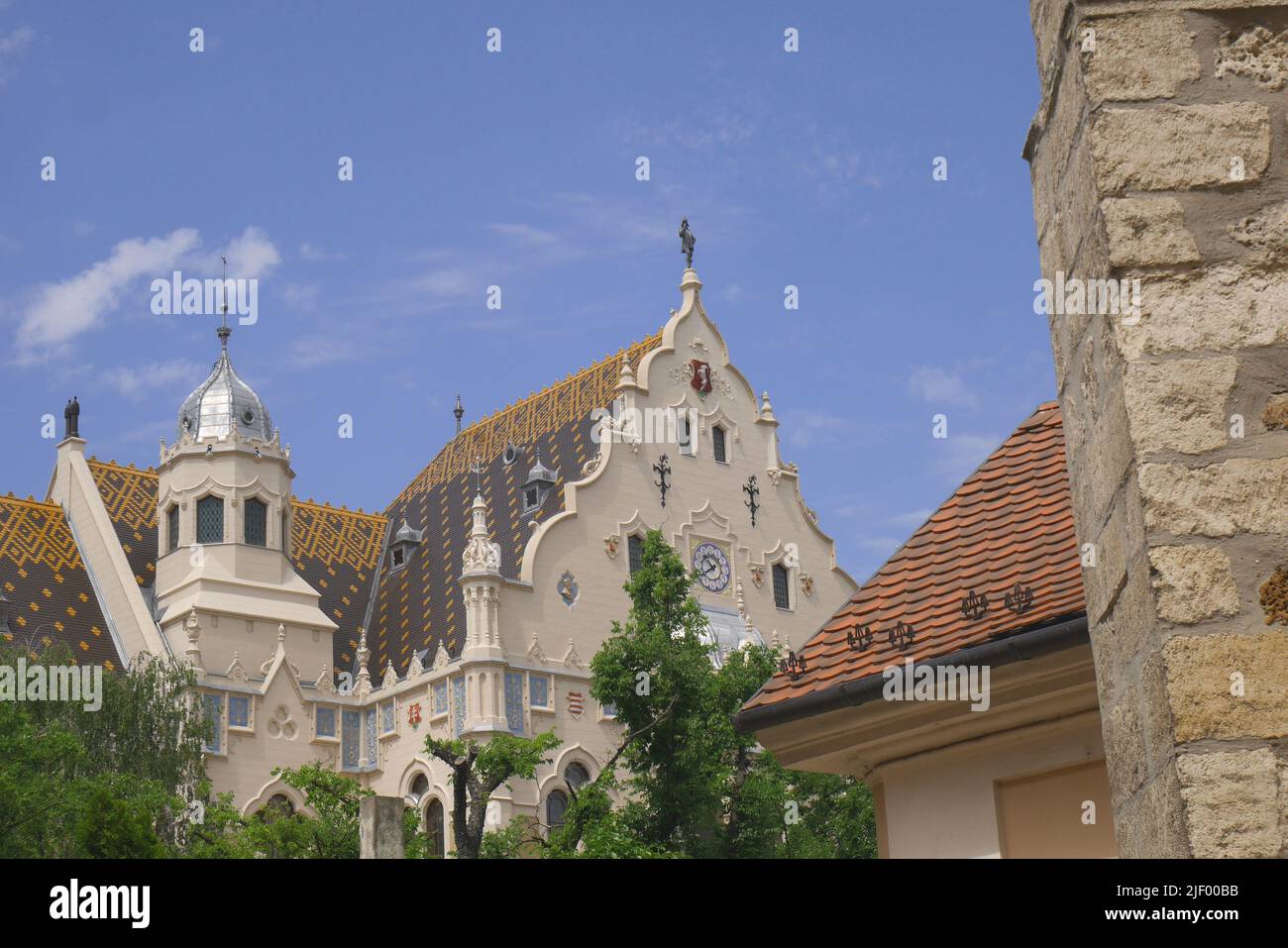 Jugendstil-Rathaus von der St. Nikolaus-katholischen Kirche, Szent Miklos templom, Kossuth ter, Kecskemet, Ungarn Stockfoto