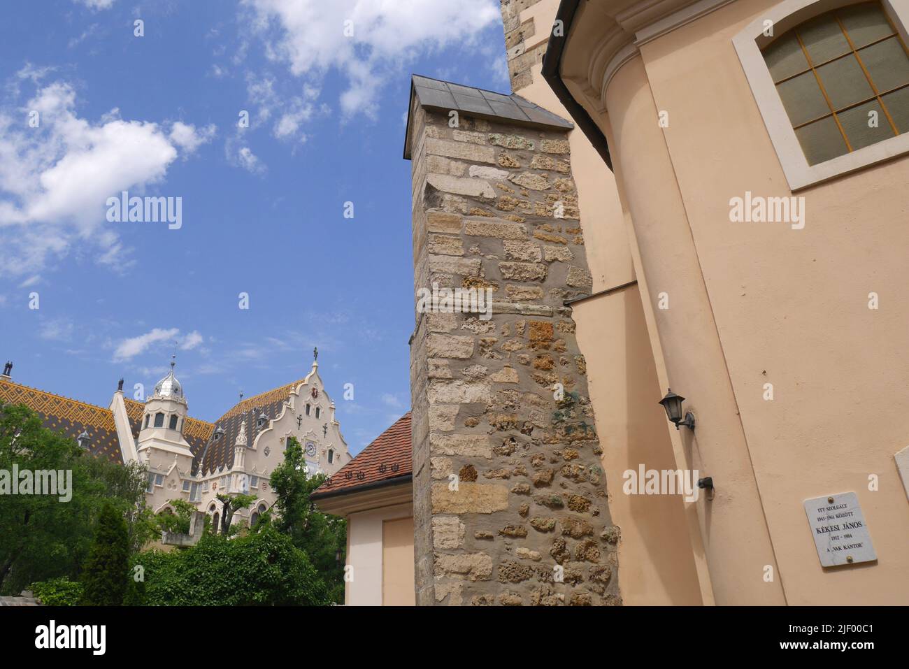 Jugendstil-Rathaus von der St. Nikolaus-katholischen Kirche, Szent Miklos templom, Kossuth ter, Kecskemet, Ungarn Stockfoto