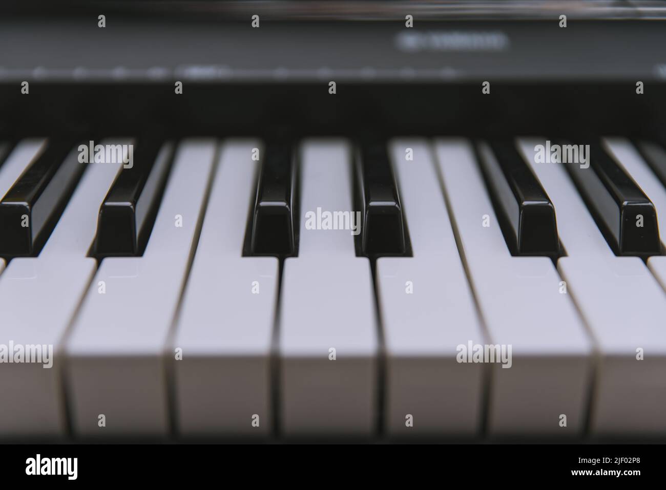 Eine Nahaufnahme von schwarzen und weißen Klaviertasten Stockfoto
