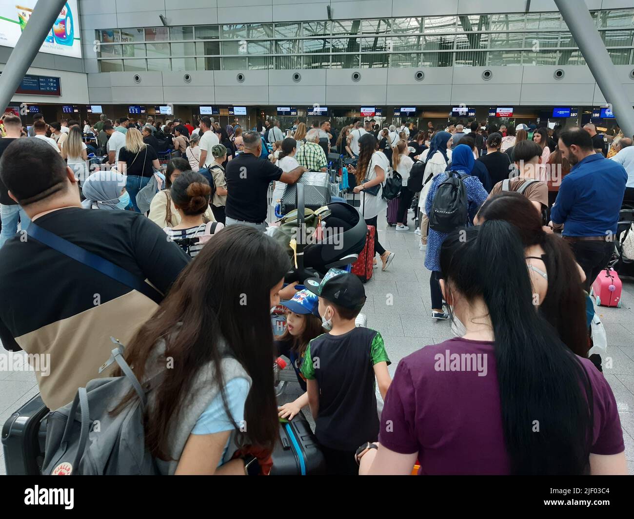 Jedes Mal, wenn endlose Warteschlangen für die Sicherheitskontrolle bestehen. Nur 2 Sicherheitsschalter geöffnet! Nicht akzeptabel und peinlich für einen deutschen Flughafen! Stockfoto