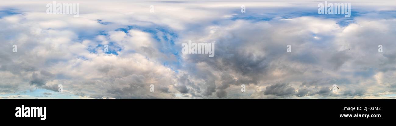 Himmelspanorama vor Regen mit schweren Cumulonimbus-Wolken. HDR Seamless Spherical equirectangulant 360 Panorama Himmelskuppel oder Zenit für 3D-Visualisierung Stockfoto