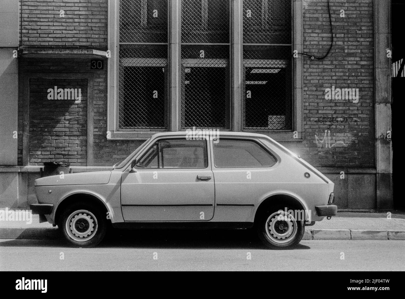 spanisches kleines Auto auf der Straße. SEAT 127 Rallye Stockfoto