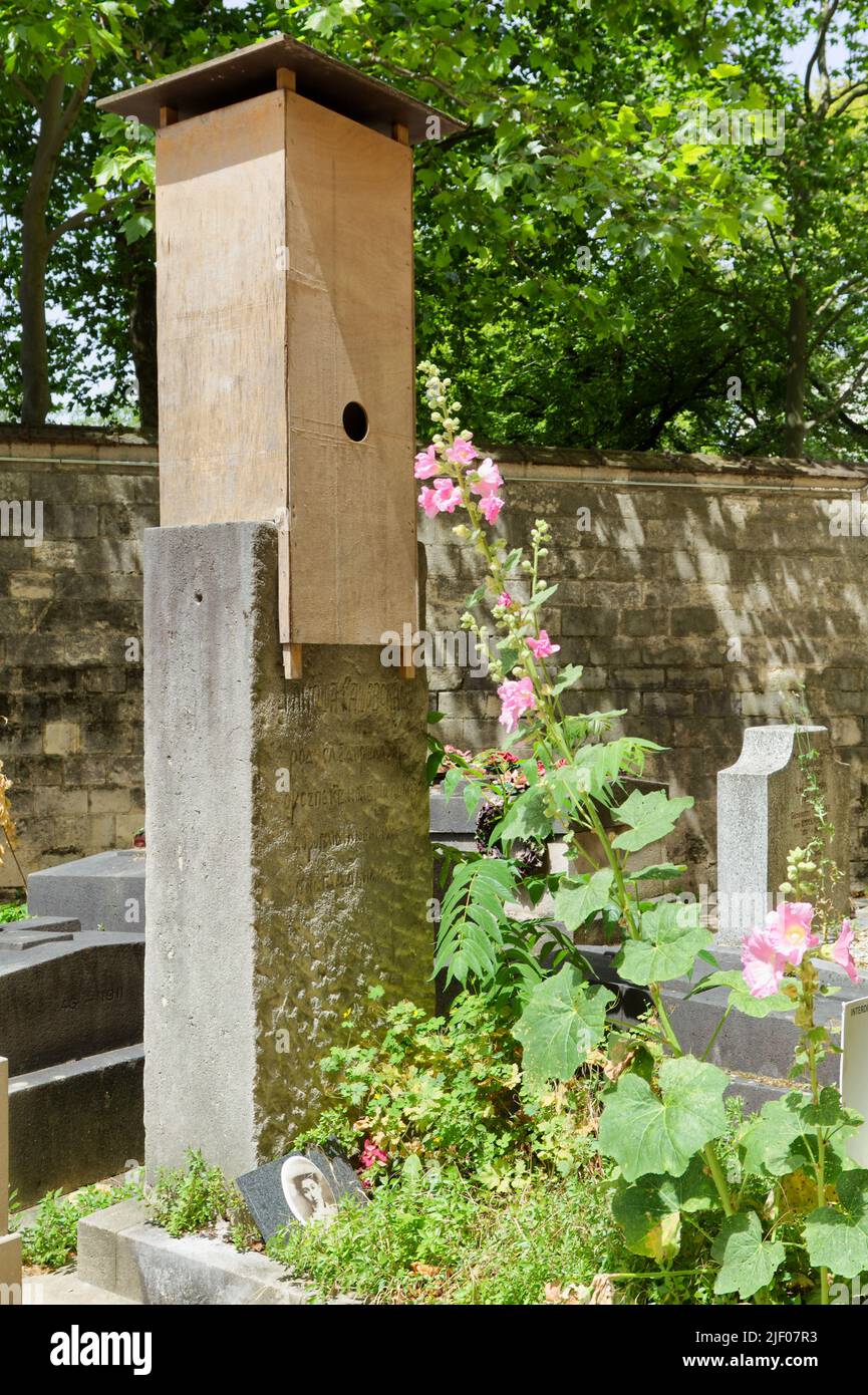 Der 'versteckte' Kuss (von Brancusi) - Grab von Tatiana Rachewskaia - die Skulptur wurde nach einem Rechtsstreit um ihren Besitz aus der öffentlichen Sicht verborgen Stockfoto