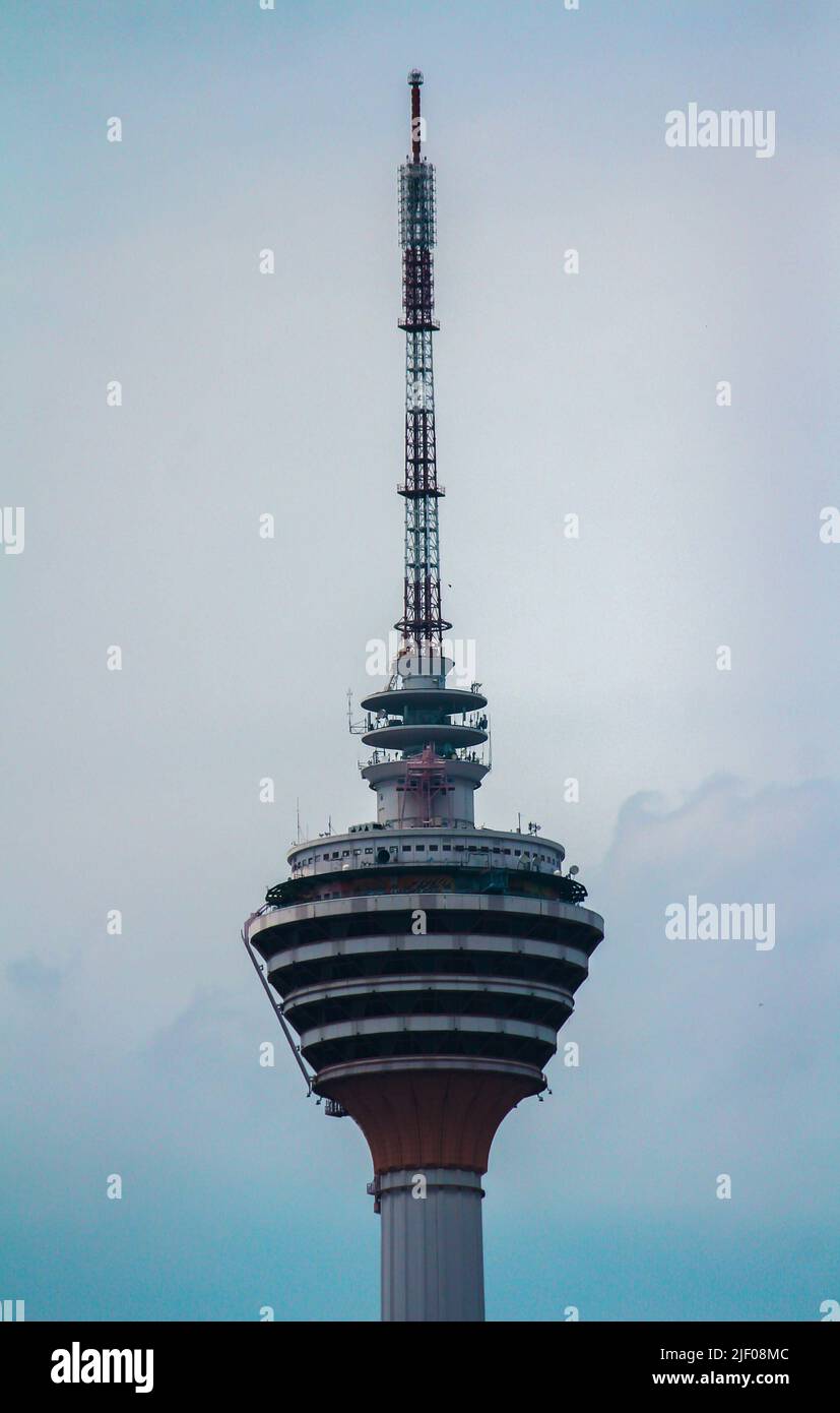 Eine vertikale Aufnahme der Spitze des Kuala Lumpur Tower Stockfoto
