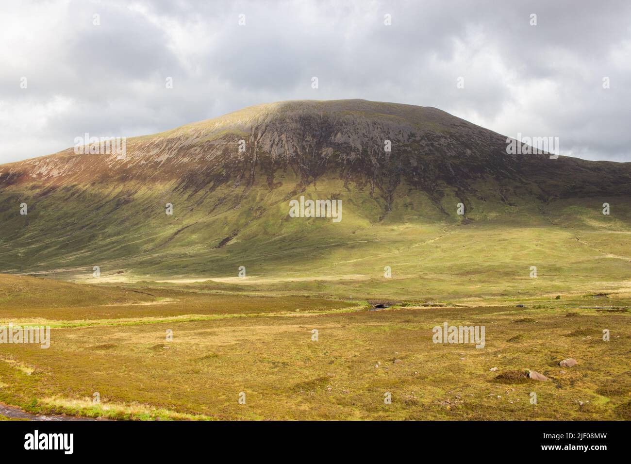 Der Sron A' Choire Ghairbh Berg ist der Gipfel gegen den bewölkten Himmel in Schottland Stockfoto