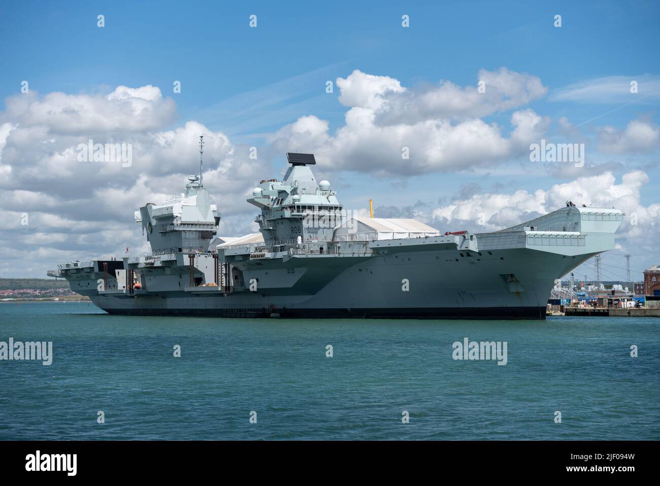 Das Flaggschiff der britischen Marineflotte, HMS Queen Elizabeth, dockte am Marinestützpunkt Portsmouth an. Stockfoto