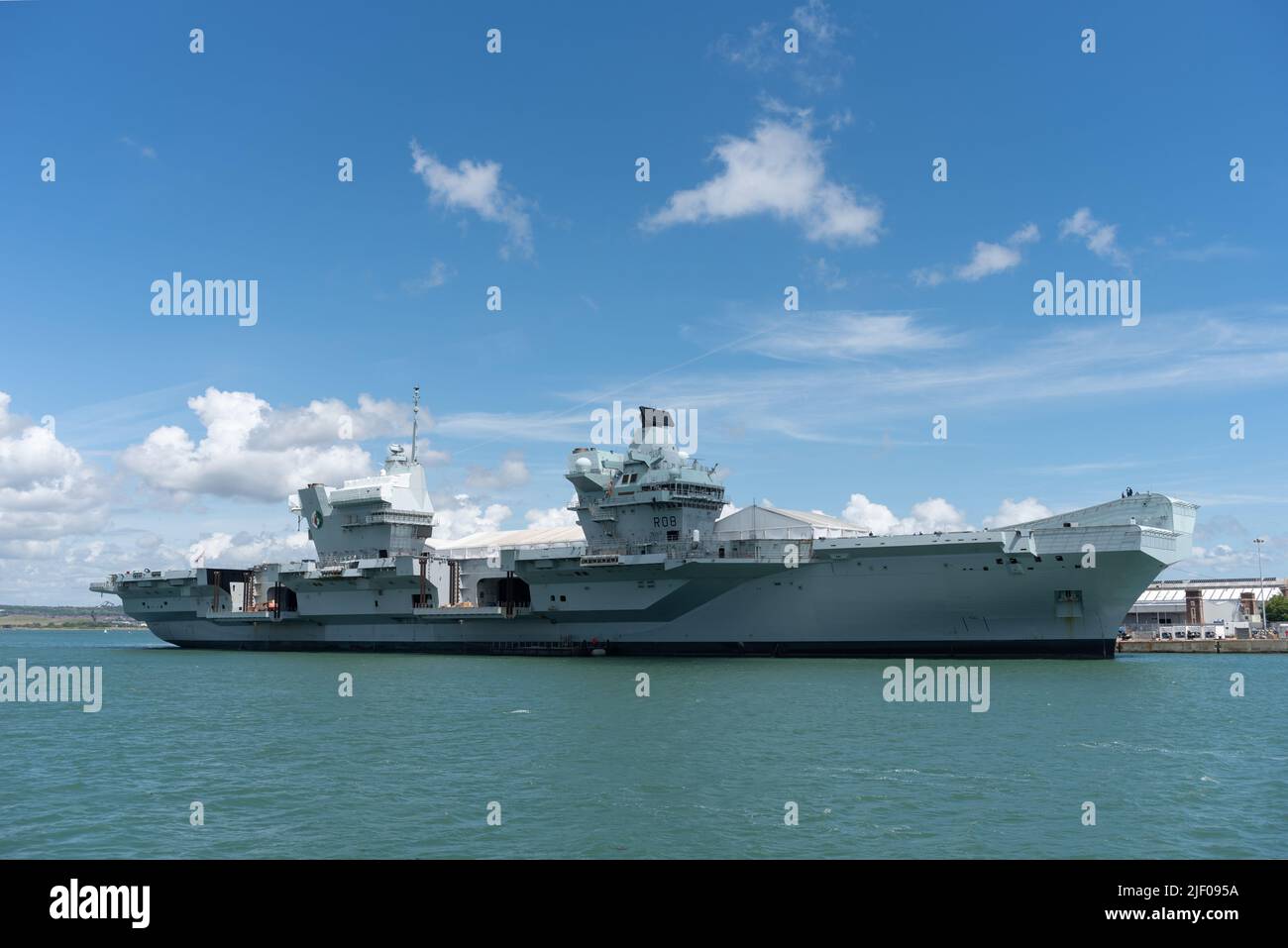 Das Flaggschiff der britischen Marineflotte, HMS Queen Elizabeth, dockte am Marinestützpunkt Portsmouth an. Stockfoto
