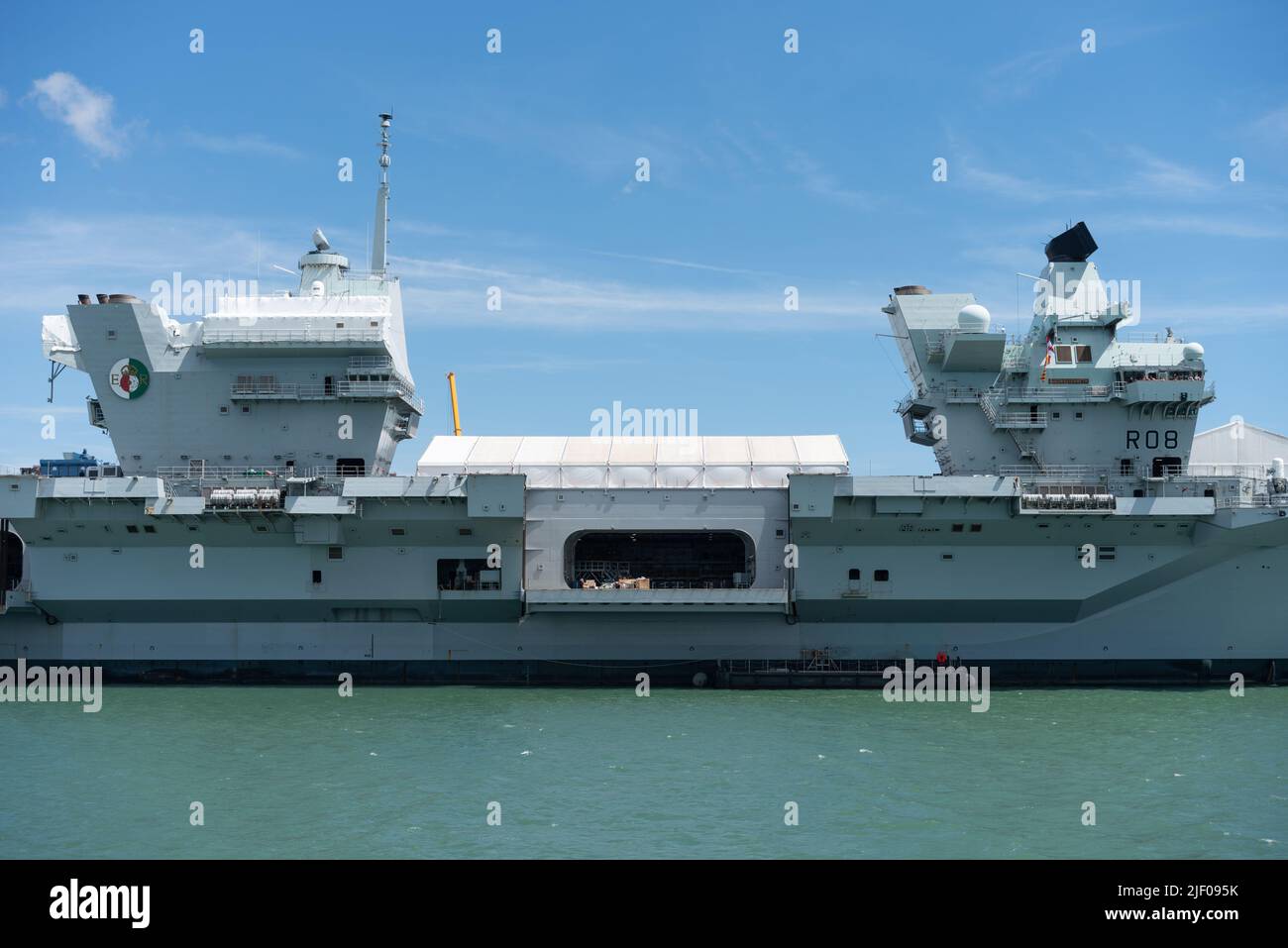 Das Flaggschiff der britischen Marineflotte, HMS Queen Elizabeth, dockte am Marinestützpunkt Portsmouth an. Stockfoto