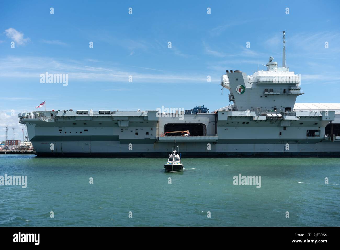Das Flaggschiff der britischen Marineflotte, HMS Queen Elizabeth, dockte am Marinestützpunkt Portsmouth an. Stockfoto