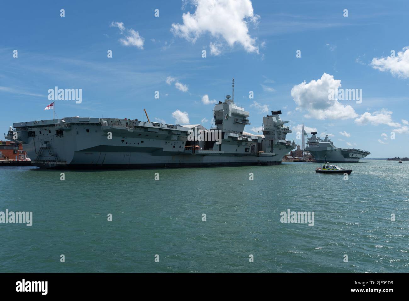 Ungewöhnlicher Anblick mit den beiden britischen Flugzeugträgern, die am Marinestützpunkt Portsmouth andockten. HMS Queen Elizabeth und HMS Prince of Wales Seite an Seite. Stockfoto