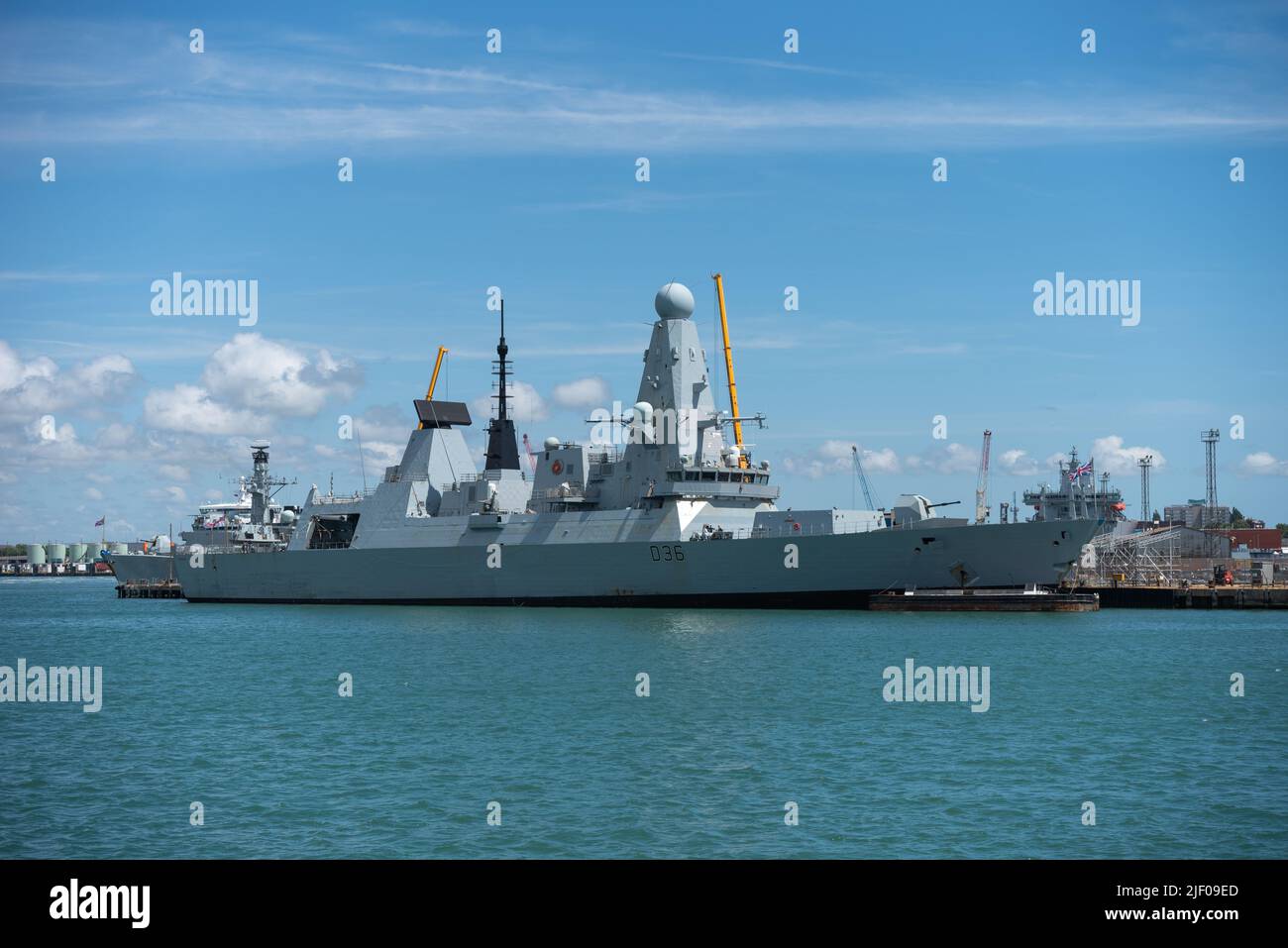 HMS Defender ein Zerstörer der britischen Royal Navy vom Typ 45 dockte im englischen Marinestützpunkt Portsmouth an. Stockfoto