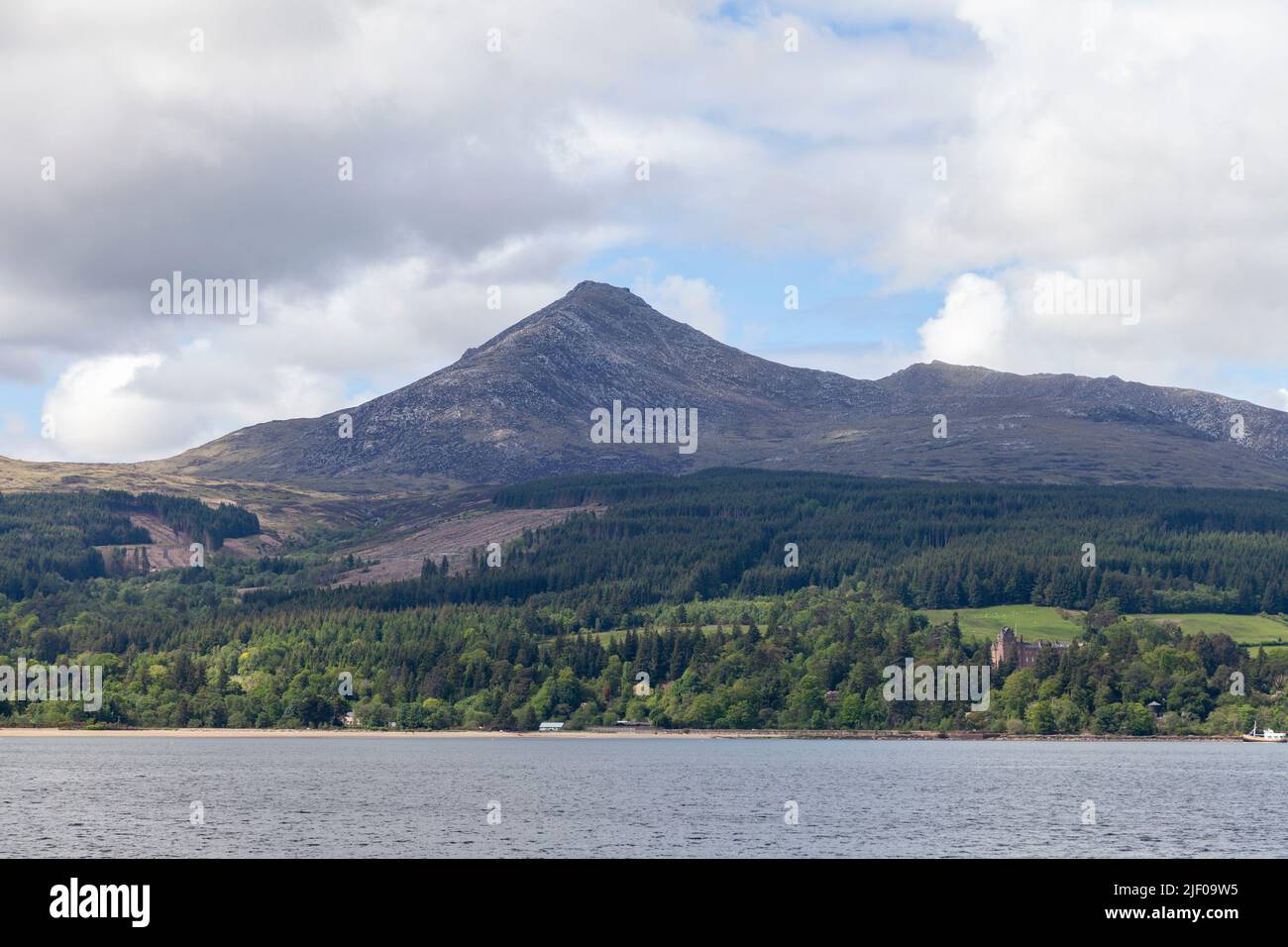 Der corbett Goatfell auf der Isle of Arran von der Fähre aus gesehen, die Brodick Harbour, Schottland verlässt Stockfoto