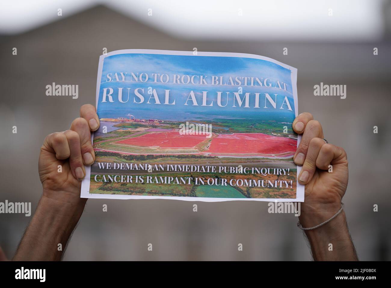 Aktivisten der Gruppe Future Proof Clare nehmen an einem Protest vor dem Leinster House in Dublin Teil. Sie sind gegen die Erweiterung des Werks von Aughinish Alumina, das sich im Besitz des russischen Unternehmens Rusal befindet. Sie behaupten, Bauxit aus der Pflanze schädigt die Shannon-Mündung. Bilddatum: Dienstag, 28. Juni 2022. Stockfoto