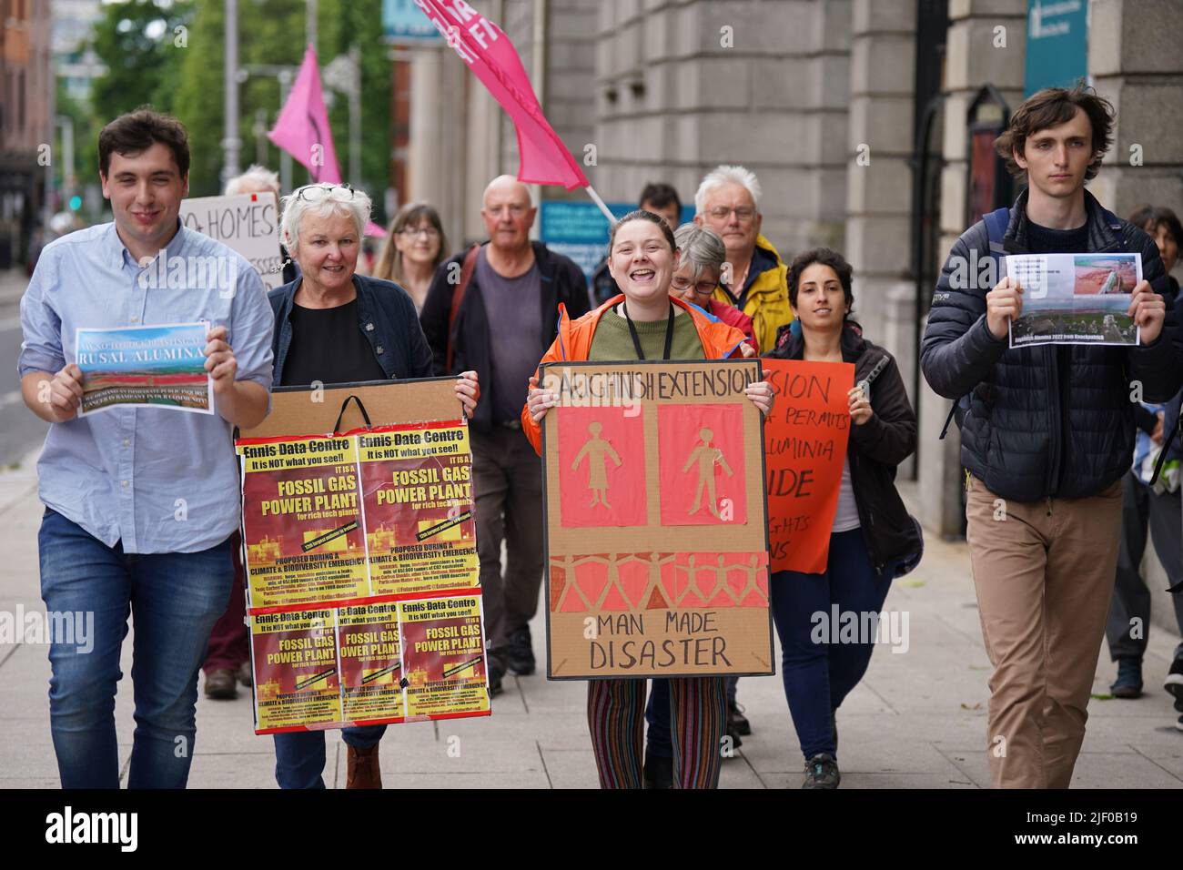 Aktivisten der Gruppe Future Proof Clare nehmen an einem Protest vor dem Leinster House in Dublin Teil. Sie sind gegen die Erweiterung des Werks von Aughinish Alumina, das sich im Besitz des russischen Unternehmens Rusal befindet. Sie behaupten, Bauxit aus der Pflanze schädigt die Shannon-Mündung. Bilddatum: Dienstag, 28. Juni 2022. Stockfoto