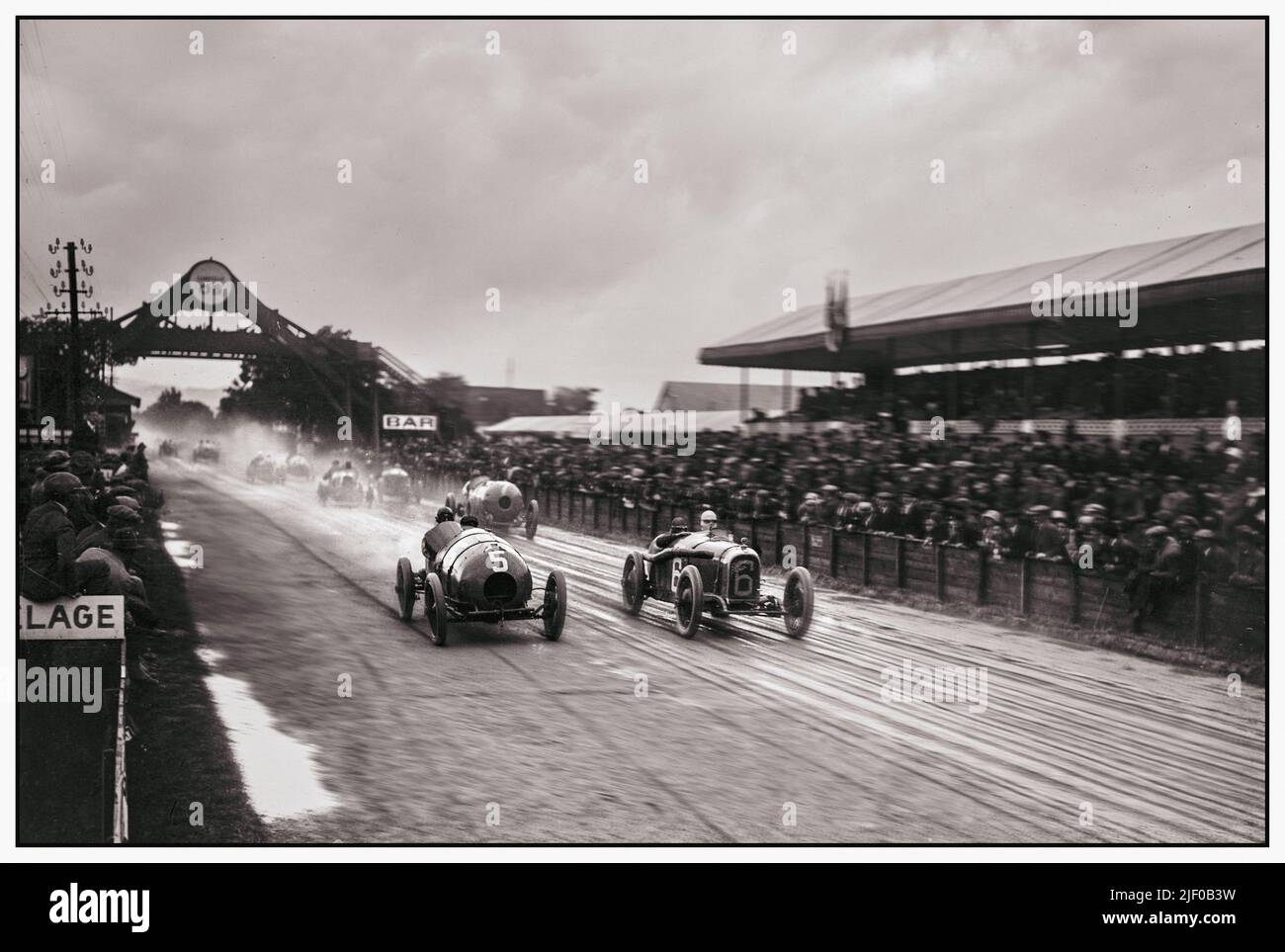Der französische Grand Prix 1922 beginnt an einem trüben, feuchten Tag. Der Grand Prix von Frankreich 1922 (ehemals XVI Grand Prix de l'Automobile Club de France) war ein Grand-Prix-Rennen, das am 15. Juli 1922 in Straßburg stattfand. Das Rennen wurde über 60 Runden der Strecke von 13,38km auf einer Gesamtdistanz von etwas mehr als 800km gefahren und von Felice Nazzaro mit einem Fiat gewonnen. Dieses Rennen ist als erster Grand Prix mit masserem Start bemerkenswert. Stockfoto