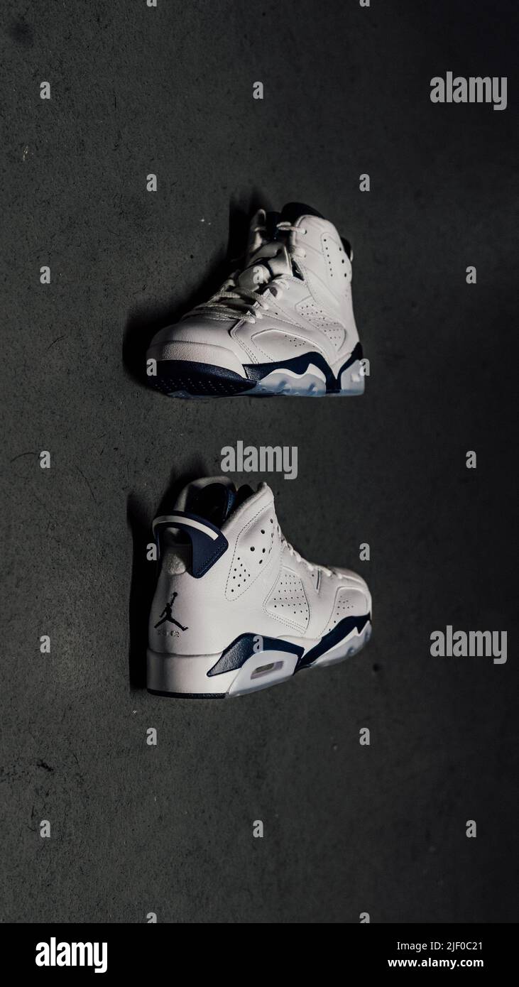 Eine vertikale Aufnahme der Nike Air Jordan 6 Retro Schuhe auf schwarzem Hintergrund Stockfoto