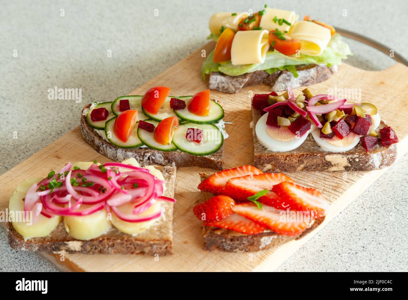 Eine Auswahl an vegetarischen Sandwiches im dänischen Stil Stockfoto