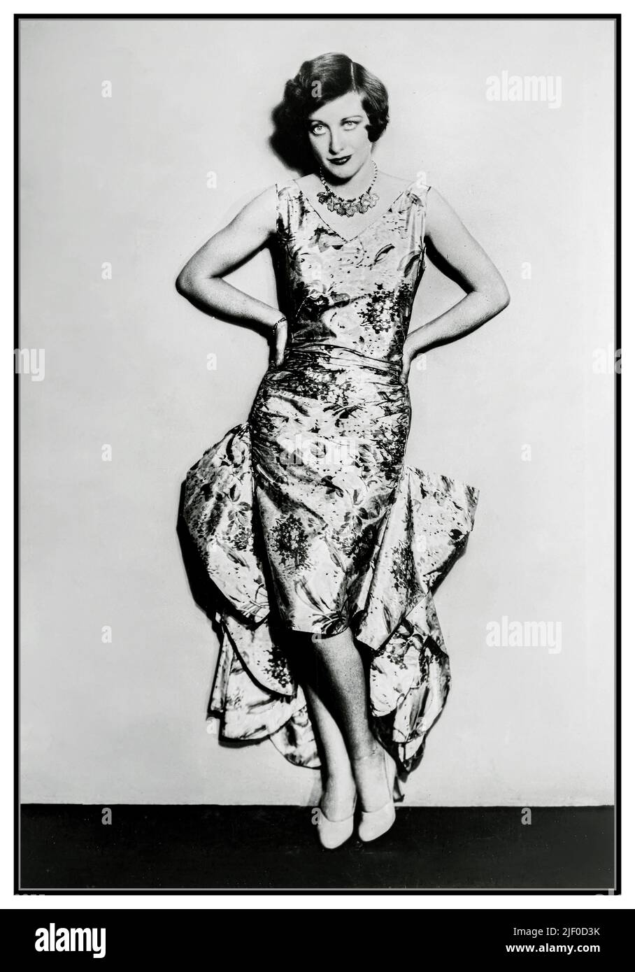 Joan Crawford c1920s Schauspielerin Filmstar frühe B&W Hollywood Studio Werbeportrait. Joan Crawford (geboren Lucille Fay Lesueur; März 23, c.. 1904–1908] – 10. Mai 1977) war eine amerikanische Schauspielerin. Crawford begann als Tänzerin in Reisenden Theaterkreisen, bevor er am Broadway debütierte und wurde 1925 von Metro-Goldwyn-Mayer zu einem Filmvertrag unterzeichnet. Zunächst frustriert von der Größe und Qualität ihrer Teile, begann Crawford eine Kampagne der Selbstwerbung und wurde landesweit bekannt als Flapper bis Ende des 1920s. Stockfoto
