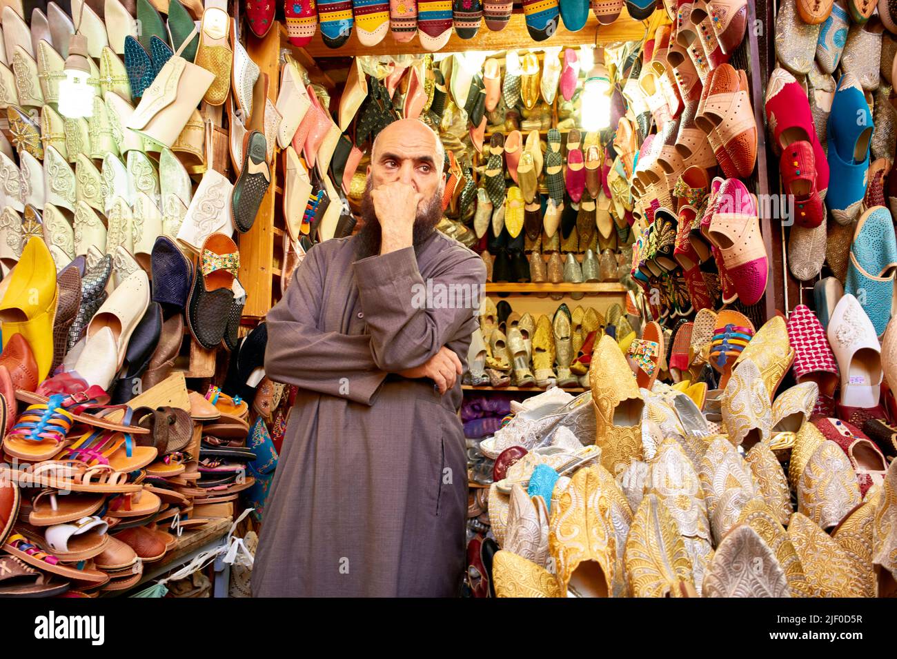 Marokko Fez. Verkauf von Schuhen in der Medina Stockfoto
