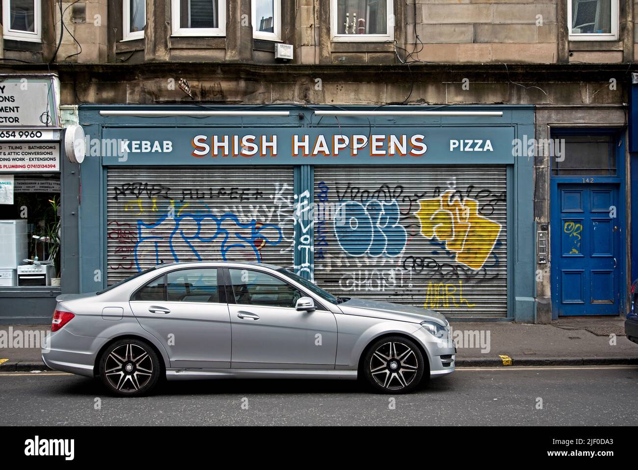 Shish Happens, der humorvolle Name eines Kebab und Pizza zum Mitnehmen auf der Easter Road, Edinburgh, Schottland, Großbritannien. Stockfoto